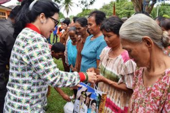 Jelang Natal, Puluhan Lansia di Kecamatan Timpah dapat Sembako Gratis