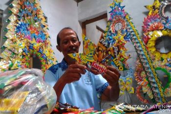 Bungkus Jajanan Disulap Jadi Pohon Natal 