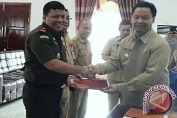 Wabup Lamandau Serahkan DIPA dan DPA Tahun 2018