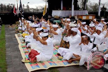 Gubernur Pastika Hadiri Ritual "Bhumi Sudha"