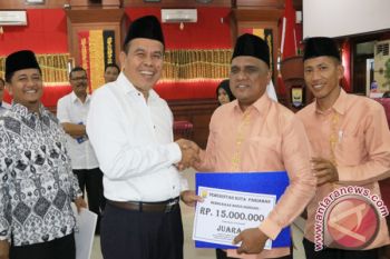 Pariaman Serahkan Bonus MTQ Rp358 Juta 