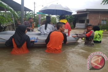 Sar Brimob Sulsel Evakuasi Korban Banjir Makassar 