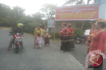 Ibu-ibu Tentena Rayakan Hari Ibu Dengan Bagikan Bunga