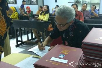 Ganjar Bahagia Bisa Ambilkan Rapor Anaknya 