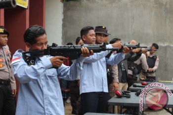 Polres Latihan Menembak Bersama Jurnalis