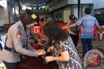 Jemaat penuhi gereja pada malam Natal