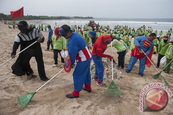 Badung libatkan "superhero" bersihkan sampah Pantai Kuta