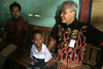 Ganjar Biayai Sekolah Anak Terlahir Tanpa Tangan