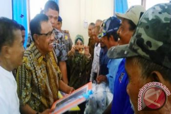 Bupati Sinjai serahkan bantuan kepada nelayan