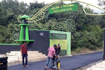 Jalan menuju kawasan wisata TNWK selesai diperbaiki