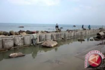Warga pulau buat tanggul pemecah ombak 