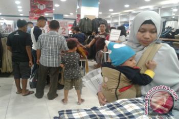 Warga Padati Pusat Perbelanjaan Berburu Diskon