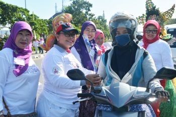 Perempuan Batam Bisa Bagikan 1000 Bunga