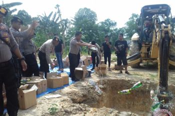 Polresta Kendari Musnahkan 1.435 Botol Minuman Keras