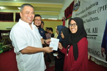 Anggota DPR salurkan PIP di sulteng