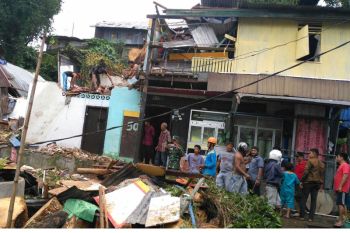 Pohon Tumbang Rusak Tiga Rumah Warga Makassar