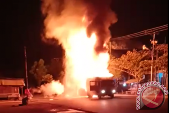 Truk Pembawa Jerigen Berisi Solar Terbakar