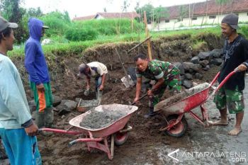 Antisipasi luapan air, masyarakat gotong royong perbaiki irigasi