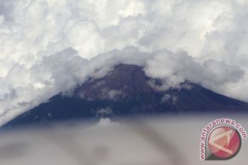 Ratusan wisatawan nikmati fenomena "Samudra Awan"