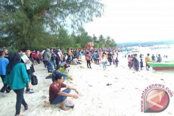 Pulau Bokori Dipadati Pengunjung Libur Tahun Baru