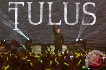 Penyanyi Tulus bilang tahun 2017 kerja keras dan kolaborasi