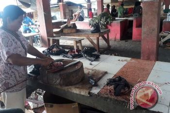 Pedagang daging babi di Timika keluhkan tingginya biaya retribusi 