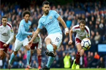 Dua gol Aguero pertahankan harapan City raih empat gelar