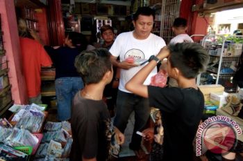 Pedagang Barang Elektronik di Pasar Tombatu, Ini Sosok Pendamping James Sumendap