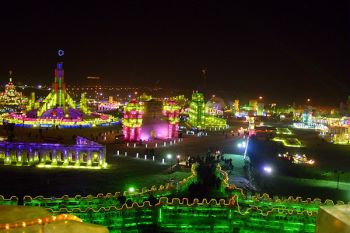 Puluhan pasangan menikah di Festival Es China