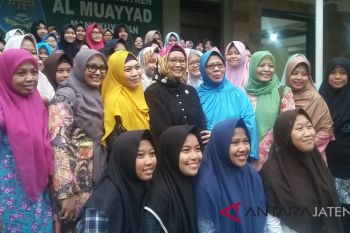 Menlu Retno kenalkan diplomasi publik ke santri
