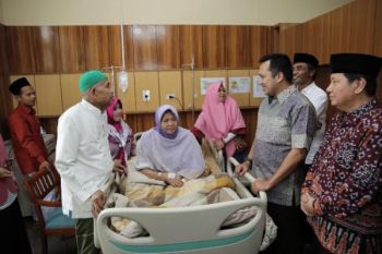 Gubernur Ridho Kunjungi Istri KH Muhsin Abdillah