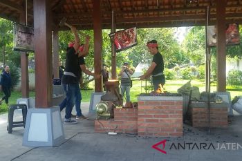 Mahasiswa ISI Surakarta praktikkan pembuatan keris bali