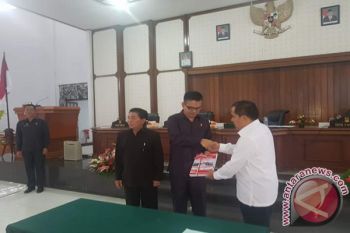 Bupati Serahkan LKPj ke DPRD Minahasa