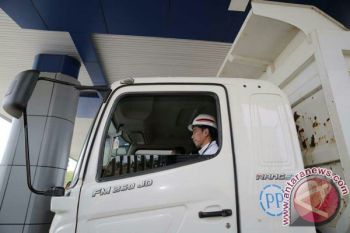 Jokowi Naik Truk Pantau Jalan Tol Trans Sumatera