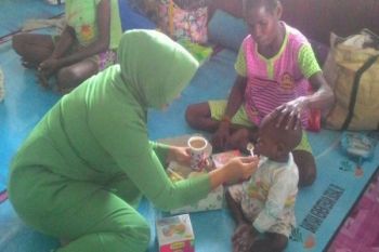 Persit Merauke beri makanan tambahan kepada penderita gizi buruk