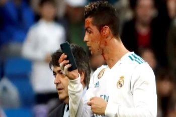   Zidane bela Ronaldo yang berkaca gunakan ponsel