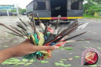 Warga Monjok-Taliwang Serahkan Ratusan Senjata Rakitan 