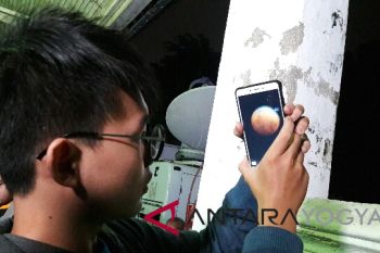 Warga yogyakarta memanfaatkan aplikasi menyaksikan gerhana bulan