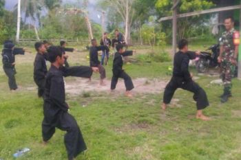 Babinsa latih pencak silat kepada generasi muda Bonggo 
