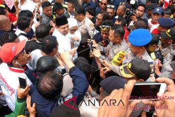 Massa pengantar Appi-Cicu macetkan jalan