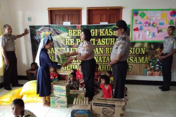 Polda NTT bagikan sembako buat panti asuhan