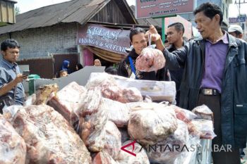 Harga lebih murah, sebuah kios diduga menjual daging beku kedaluwarsa