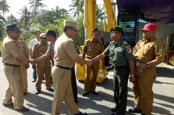 Petambak Poso terima bantuan excavator dari Menteri KP