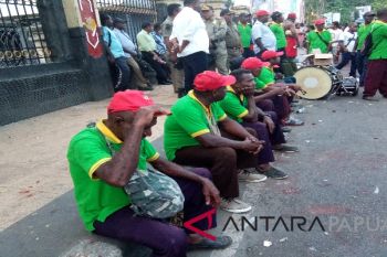 Grup musik tradisional antar JWW-HMS ke KPU Papua