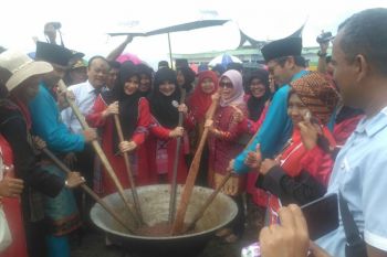 Dharmasraya Catatkan Rekor MURI Memasak "Wajik" Massal