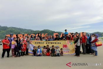 Keluarga Besar Antara Sumbar "Familly Gathering" di Pantai Carocok Painan