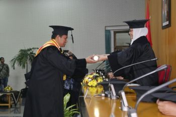 Pratama meraih predikat cum laude