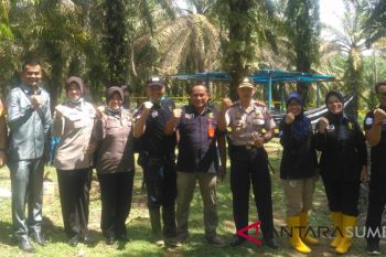 Tim dokter forensik Rumah Sakit Bhayangkara Polda Sumbar otopsi jenazah balita korban penembakan