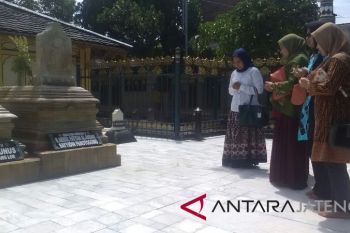 Ida Fauziah ziarah ke makam raja-raja Demak