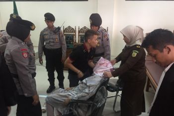 Ingin dipertemukan dengan anaknya, istri wali kota Padang Panjang pingsan setelah sidang